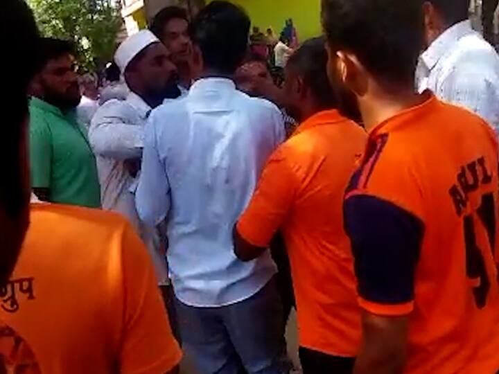 पोलिसांनी तत्काळ गावात धाव परिस्थिती नियंत्रणात आणली असून, गावात सर्वत्र सध्या शांतता पाहायला मिळत आहे.