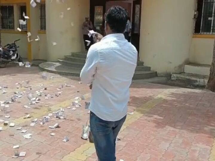 मात्र फुलंब्री तालुक्यात अर्ज करणाऱ्या शेतकऱ्यांकडे यासाठी गटविकास अधिकारी यांच्याकडून पैसे मागितले जात असल्याचा आरोप शेतकऱ्यांनी केला आहे.