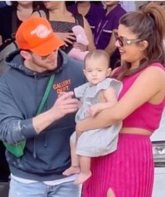 ਪਰਿਣੀਤੀ ਦੇ ਵਿਆਹ ਦੀਆਂ ਖਬਰਾਂ ਵਿਚਾਲੇ ਭਾਰਤ ਪਹੁੰਚੀ ਪ੍ਰਿਯੰਕਾ ਚੋਪੜਾ? ਬੇਟੀ ਮਾਲਤੀ ਅਤੇ ਪਤੀ ਨਿਕ ਜੋਨਸ ਨਾਲ ਏਅਰਪੋਰਟ 'ਤੇ ਆਈ ਨਜ਼ਰ