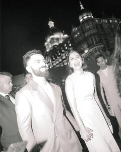 Virat Kohli: 'உயிரே உன் உயிரென நான் இருப்பேன்..'கண்கள் முழுவதும் காதல் பொங்க போஸ் கொடுக்கும் விருஷ்கா!