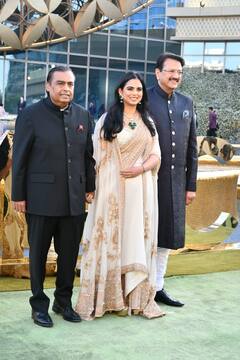 पापा का हाथ थामे इवेंट में पहुंचीं बेटी ईशा अंबानी, ससुर के साथ भी दिखी खास बॉन्डिंग