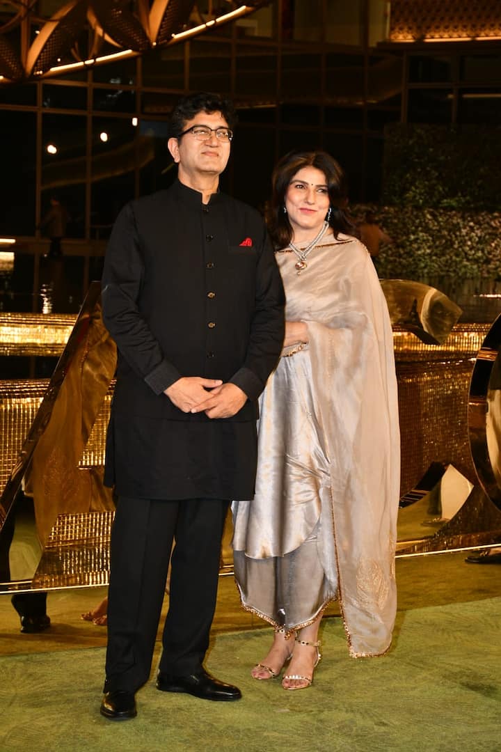 सॉन्ग राइटर प्रसून जोशी भी पत्नी के साथ अंबानी कल्चरल सेंटर लॉन्च इवेंट का हिस्सा बने.
