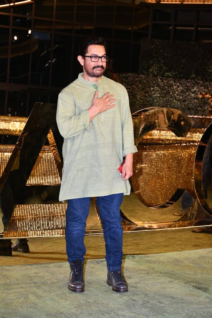 बॉलीवुड एक्टर आमिर खान काफी सिंपल और कूल अंदाज में इवेंट में पहुंचे थे.