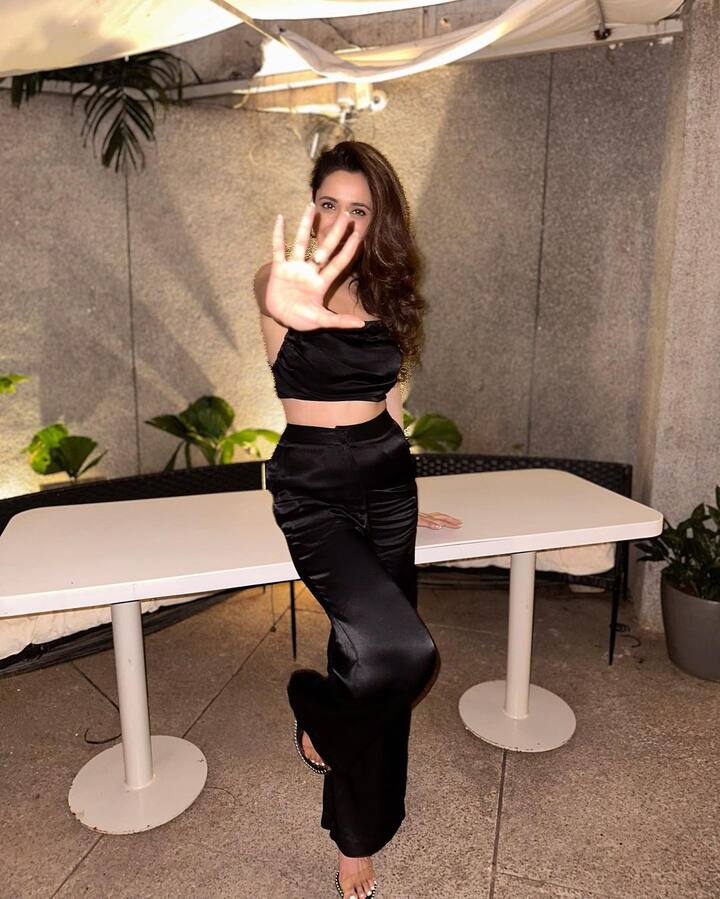 ప్రగ్యా జైస్వాల్ గురువారం ముంబై నుంచి హైదరాబాద్ వచ్చారు. (Image Courtesy : Pragya Jaiswal / Instagram)