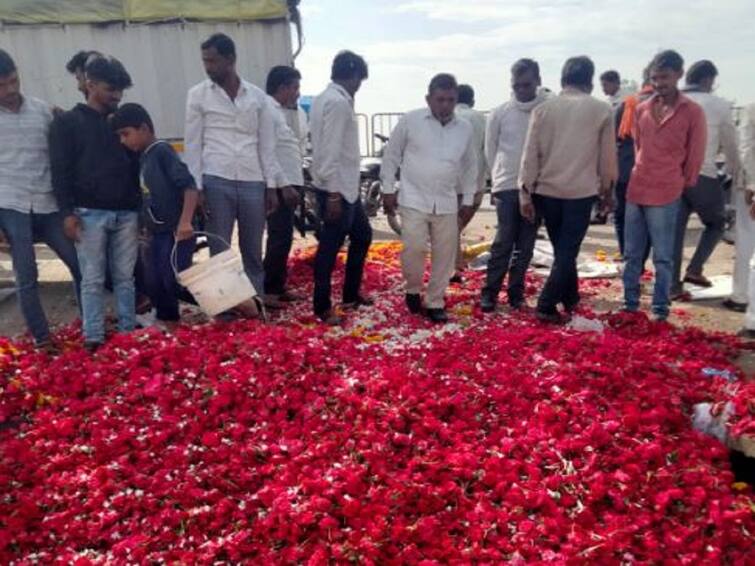 Maharashtra agriculture news Fall in flower prices Farmers are in trouble in Jalna Flower Prices : रस्त्यावर गुलाबांचा 'लाल सडा', दर घसरल्यानं जालन्यात फुल उत्पादक आक्रमक