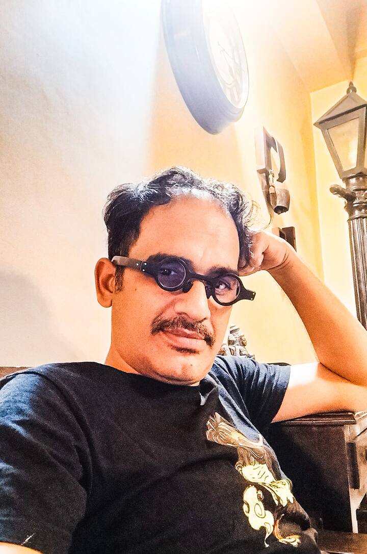 ঋত্বিক চক্রবর্তীর প্রথম পূর্ণ দৈঘ্য়ের ছবির নাম 'পাগল প্রেমী'।