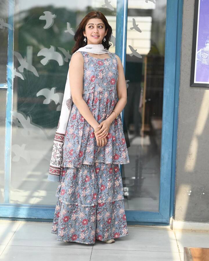 పెళ్లై, ఓ కూతురికి జన్మనిచ్చిన తర్వాత కూడా లుక్ లో ఏమాత్రం ఛేంజ్ లేదు..అందుకే కదా బాపుబొమ్మ అన్నారని కాంప్లిమెంట్స్ ఇస్తున్నారు నెటిజన్లు