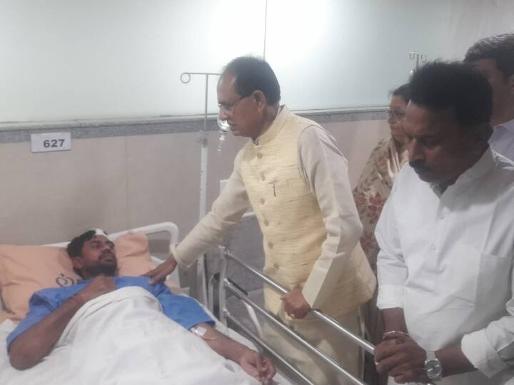 Indore Temple Tragedy CM Shivraj Singh Chauhan met injured people inspect incident site ANN Indore Temple Tragedy: इंदौर मंदिर हादसे में घायल हुए लोगों से मिलने पहुंचे CM शिवराज सिंह चौहान, घटना स्थल का भी लेंगे जायजा