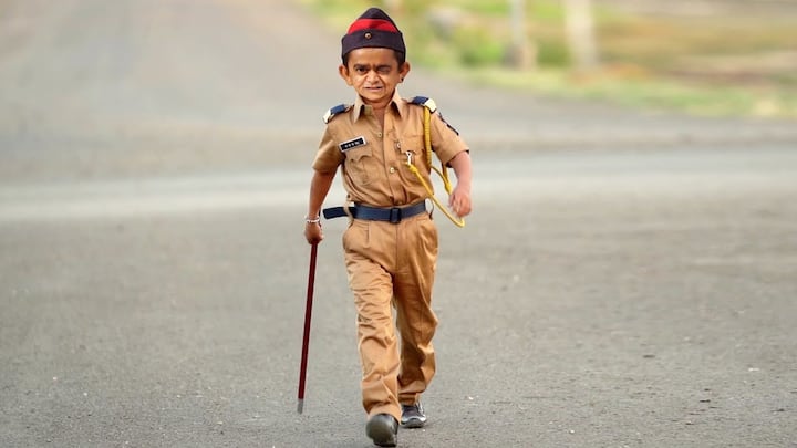 लोकप्रिय युट्यूबर शफीक नाटिया त्याच्या विनोदी शैलीतील व्हिडीओमुळे कायम चर्चेत असतो.