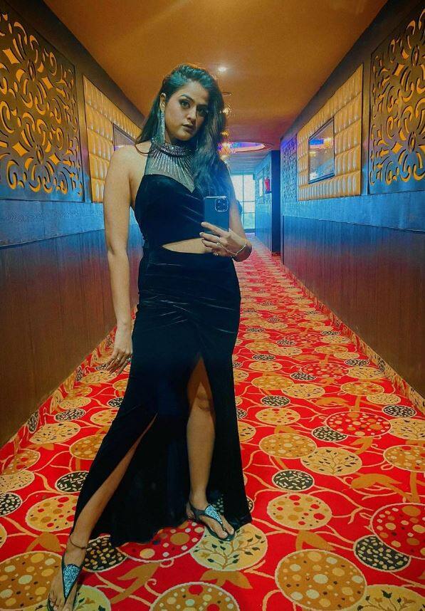 જ્યારે યામિની સિંહને પવન સિંહ સાથે ફિલ્મમાં કામ કરવાની ઑફર મળી, તે દરમિયાન કેટલાક લોકોએ તેની સાથે ગેરવર્તણૂક કરી, જેના વિશે અભિનેત્રીના નિવેદને ભારે હોબાળો મચાવ્યો