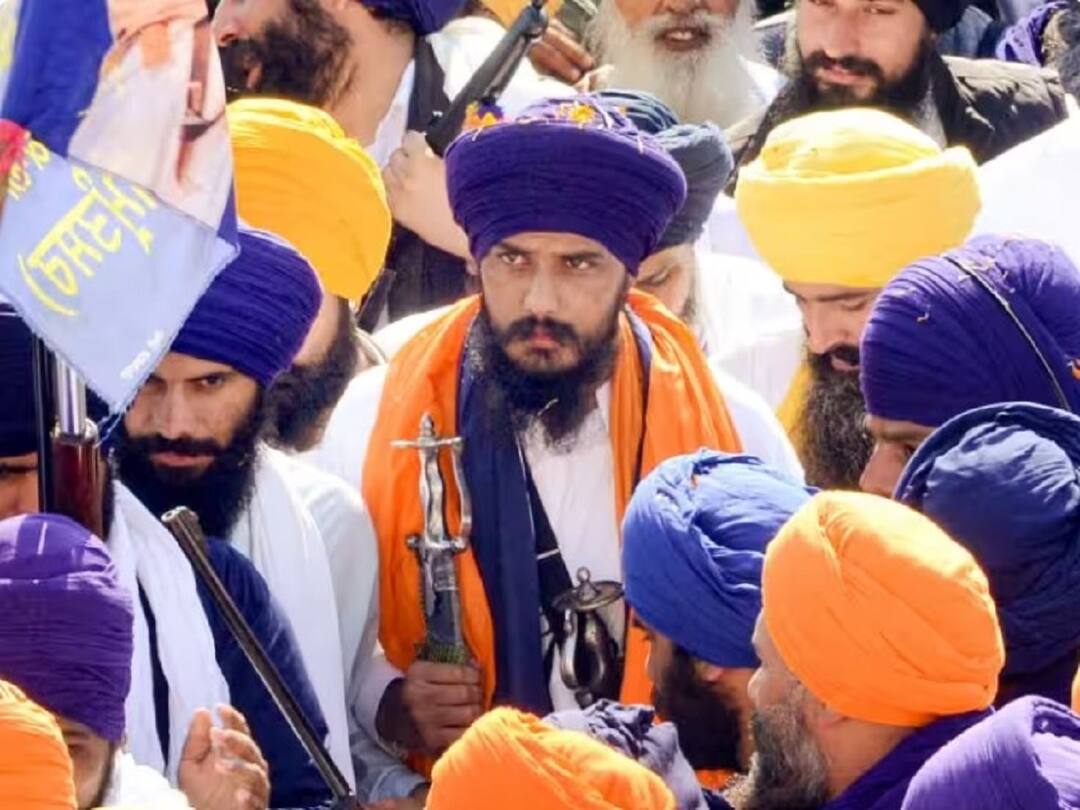Operation Amritpal Singh Surrender Before Baisakhi in Golden Temple Amritsar Intel Report Operation Amritpal: అమృత్ పాల్ సింగ్ అక్కడే లొంగిపోతాడంటూ నిఘా సంస్థల నివేదికలు