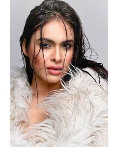 Neha Malik Viral Pics: भीगे बालों में हसीन अदाएं दिखाती नजर आईं नेहा मलिक, डीपनेक आउटफिट में लगाया ग्लैमर का तड़का