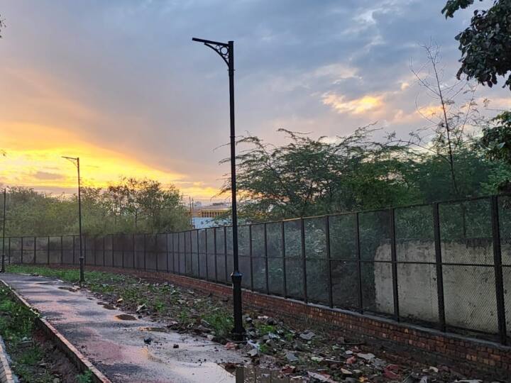 जानकारी के मुताबिक 2 से 4 अप्रैल के बीच अधिकतम तापमान 31 से 32 और न्यूनतम तापमान 15 से 16 डिग्री रह सकता है. वहीं 7 अप्रैल को फिर से बारिश होने की संभावना है.