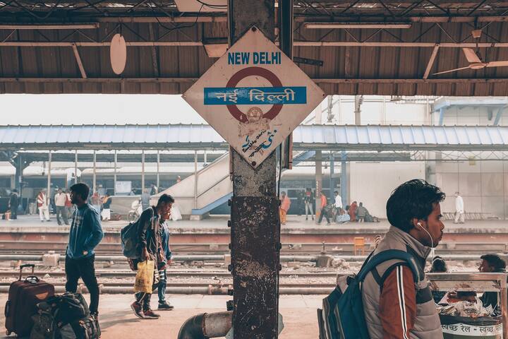 ये टिकट ऑनलाइन IRCTC पर भी बुक हो सकती हैं. ऑनलाइन चेक करते समय ईन सीटों का स्टेटस CURR_AVBL दिखाई देता है. CURR AVBL का मतलब यह होता है फाइनल आरक्षण चार्ट तैयार होने के बाद भी खाली बर्थों/सीटों का उपलब्ध होना.  CURR AVBL के दिखते यात्री रैलगाड़ी के शुरुआती स्टेशन से चलने से आधा घंटा पहले तक नार्मल टिकट के दाम पर कंफर्म सीट बुक कर सकते हैं.