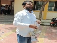 Photo: विहिरीला मंजुरी मिळेना, सरपंचाने चक्क दोन लाखाच्या नोटा उधळल्या