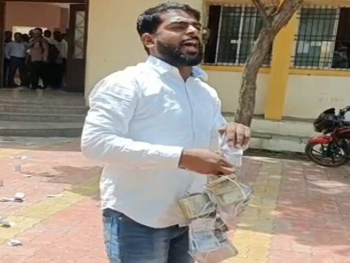 हा तरुण सरपंच एका शासकीय कार्यालयासमोर नोटा उधळत असतानाचा व्हिडीओ व्हायरल झाला.