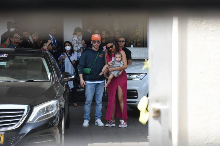 वहीं, दूसरी ओर खबरें हैं कि प्रियंका चोपड़ा, बहन परिणीति चोपड़ा की कथित शादी की तैयारियों के लिए इंडिया लौटी हैं. हालांकि इसके कन्फर्मेशन के लिए फिलहाल फैंस को इंतजार करना पड़ेगा.