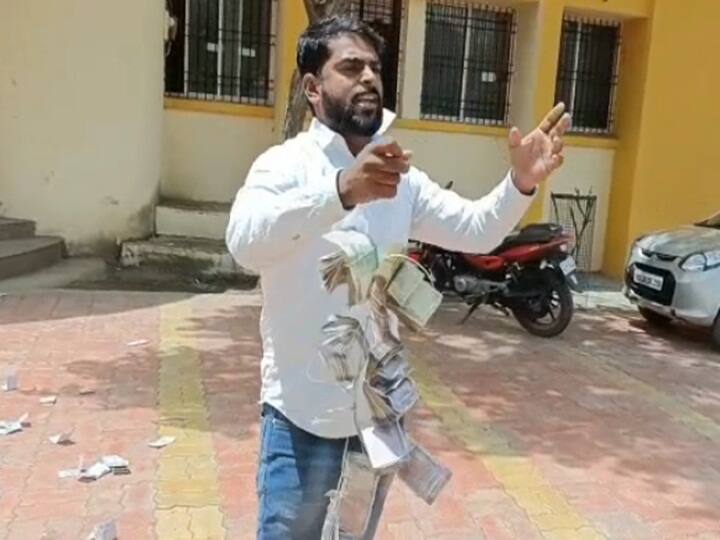 गटविकास अधिकारी यांनी विहीर मंजुरीसाठी लाचेची मागणी केल्याने, त्यांच्या कार्यालयासमोर दोन लाख रुपयांच्या नोटा उधळल्याचा दावा या सरपंचांने केला आहे.