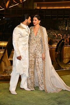 Deepika Padukone ने आखिरकार पकड़ा Ranveer Singh का हाथ, एक दूसरे की आंखों में खोया कपल