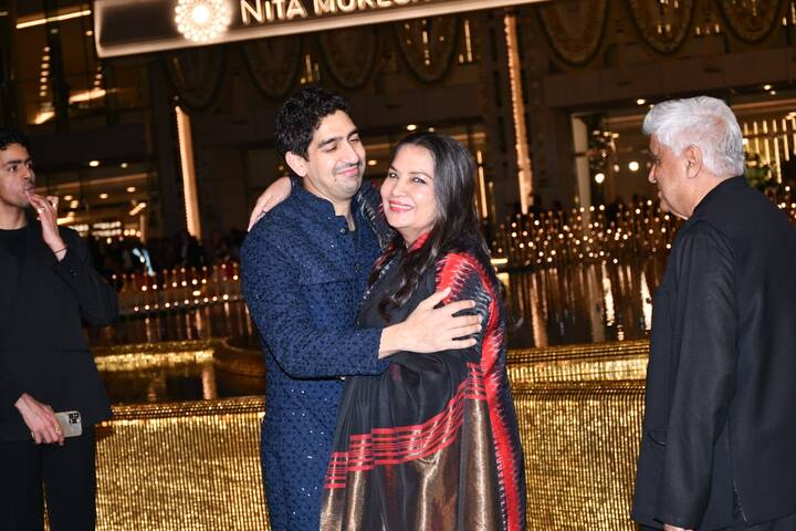 यहां शबाना आजमी फिल्म मेकर अयान मुखर्जी को प्यार से लगे लगाती नजर आईं.