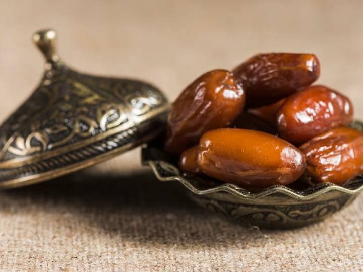 Ramadan 2023: रमजान में खजूर से ही क्यों खोलते हैं रोजा? जानें हेल्थ एक्सपर्ट की राय... Importance of dates during Ramzan the Islamic month of fasting Ramadan 2023: रमजान में खजूर से ही क्यों खोलते हैं रोजा? जानें हेल्थ एक्सपर्ट की राय...