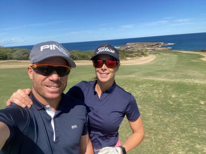 डेविड वॉर्नर की गिनती भी क्रिकेट बैड बॉय खिलाड़ियों के तौर पर की जाती है. साल 2013 में वॉर्नर ने शराब के नशे में पब के अंदर इंग्लैंड के खिलाड़ी जो रूट को मुक्का मार दिया था. इसकी वजह से उन्हें टीम से बाहर भी कर दिया गया था. वॉर्नर ने इसके बाद लगभग 2 साल तक शराब को हाथ तक नहीं लगाया.