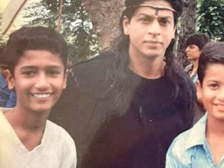 Bollywood child posing with Shahrukh Khan  is now top star did you recognize Guess Who: बॉलीवुड का टॉप स्टार्स है शाहरुख खान के साथ पोज दे रहा ये बच्चा, पहचाना?