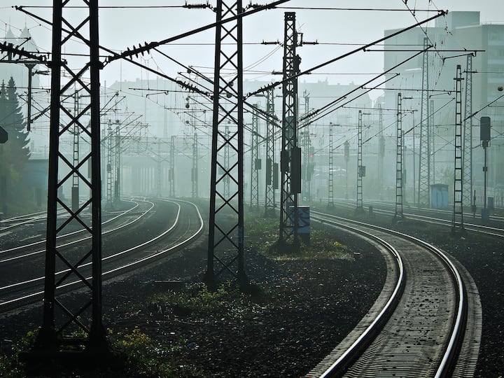 सीट पूरी फुल हो जाने के बाद टिकट बुक करने वालों को वेटिंग में टिकट दे दी जाती है. कन्फर्म टिकट वाले यात्री जब टिकट रद्द करते है तो वेटिंग या आरएसी के टिकट कन्फर्म हो जाते हैं|