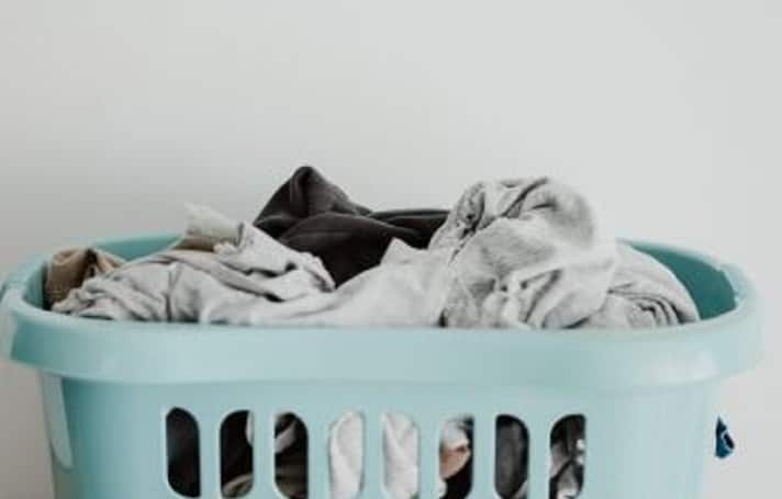 4 Simple Ways To Easily Wash Clothes With Hands வாஷிங் மெஷின் இல்லையா? கையில்தான் துணிகளை துவைக்கிறீங்களா? ஈஸியான டிப்ஸ் இதோ..