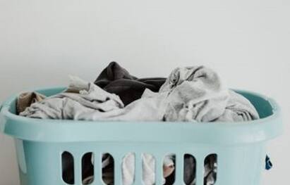 4 Simple Ways To Easily Wash Clothes With Hands வாஷிங் மெஷின் இல்லையா? கையில்தான் துணிகளை துவைக்கிறீங்களா? ஈஸியான டிப்ஸ் இதோ..