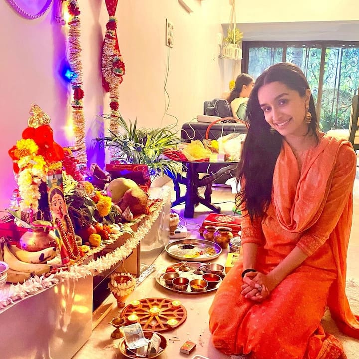 श्रद्धा ने अपने इस घर को बड़े प्यार से सजाया है साथ ही बॉलीवुड की सफल एक्ट्रेस होने के साथ साथ वह अपने परिवार की चहेती हैं.