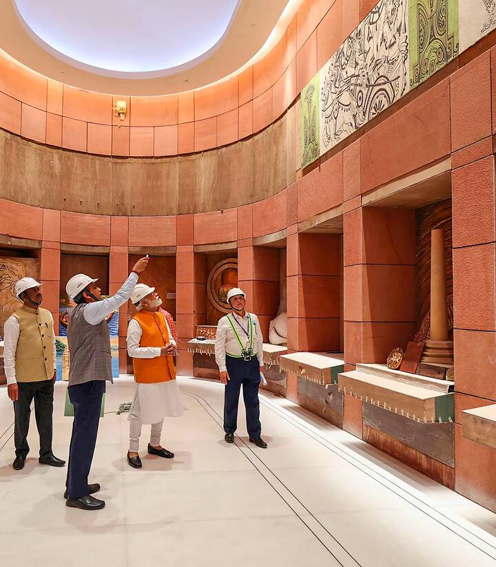 সেন্ট্রাল ভিস্তা উন্নয়ন প্রকল্পের অধীনে আরও কিছু প্রকল্প হয়েছে। একটি এক্সিকিউটিভ এনক্লেভ তৈরি করা হয়েছে। যেখানে প্রধানমন্ত্রীর অফিস (Prime Minister's Office) থাকবে, ক্যাবিনেট সেক্রেটারিয়েট, ইন্ডিয়া হাউস, ন্যাশনাল সিকিউরিটি কাউন্সিল সেক্রেটারিয়েট তৈরি হচ্ছে।