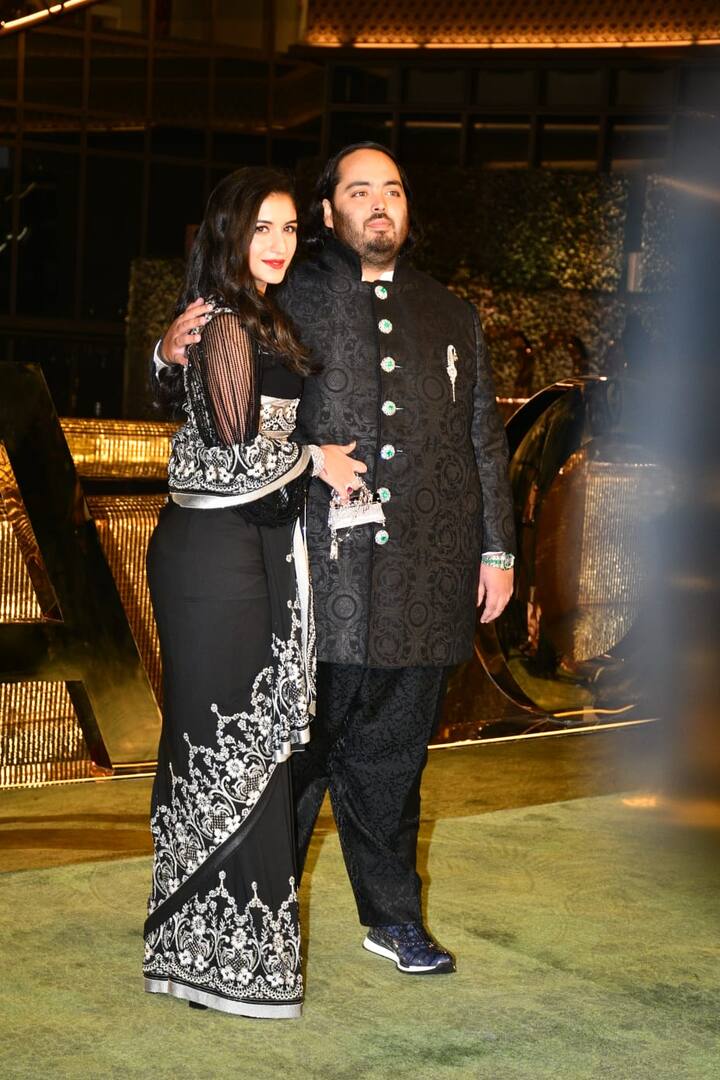 कल्चरल सेंटर लॉन्च इवेंट में अनंत अंबानी अपनी पत्नी राधिका मर्चेंट के साथ कंप्लीट ब्लैक आउटफिट में शिरकत करते नजर आए.