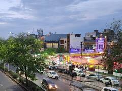 In Pics: बारिश और हवाओं ने बदला दिल्ली का मौसम, आसमान में छाए बादल से रोमांचक हुआ माहौल