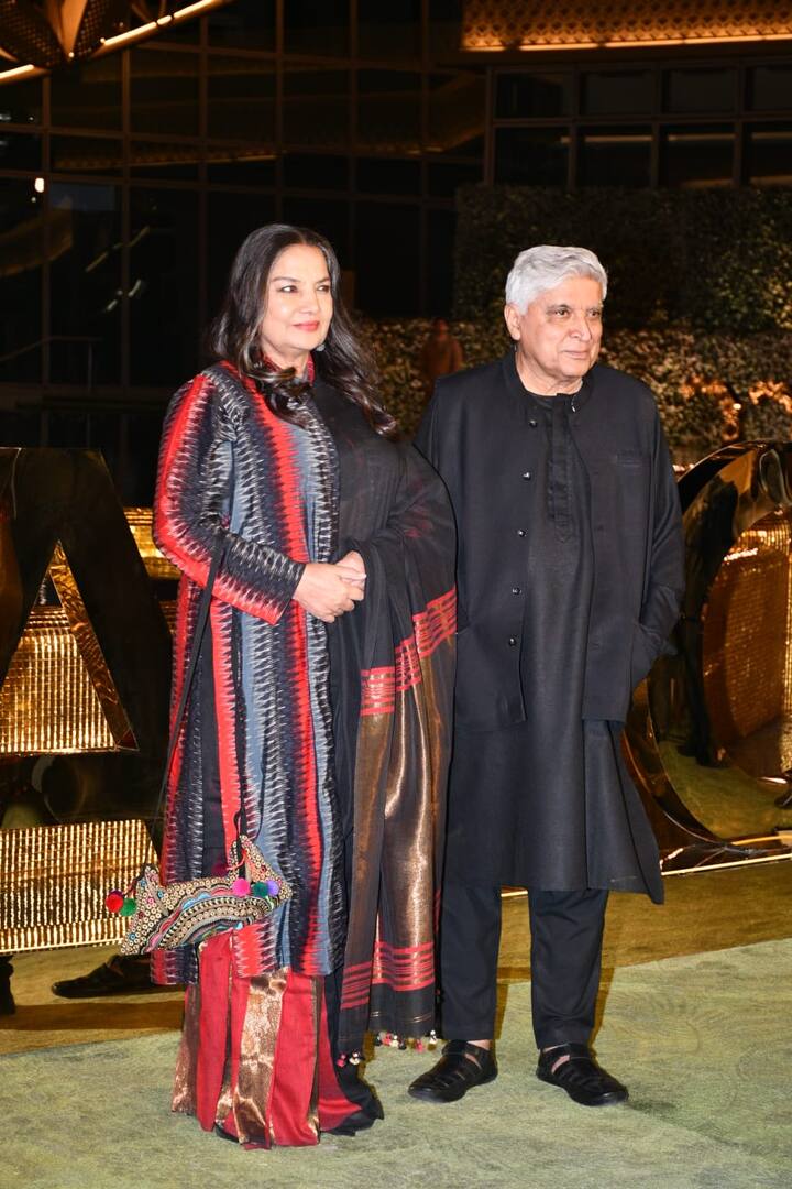 दिग्गज एक्ट्रेस शबाना आजमी और लेखक जावेद अख्तर भी ट्रेडिशनल लुक में इवेंट में शामिल होने पहुंचे थे.