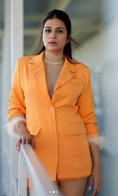 Shraddha Das: ਸ਼ਰਧਾ ਦਾਸ ਨੇ ਆਰੇਂਜ ਕਲਰ ਦੇ ਆਉਟਫਿਟ ਚ ਦਿਖਾਇਆ ਗਲੈਮਰ, ਖੂਬਸੂਰਤੀ ਅਜਿਹੀ ਕਿ ਅੱਖਾਂ ਰਹਿ ਜਾਣਗੀਆਂ ਖੁੱਲ੍ਹੀਆਂ