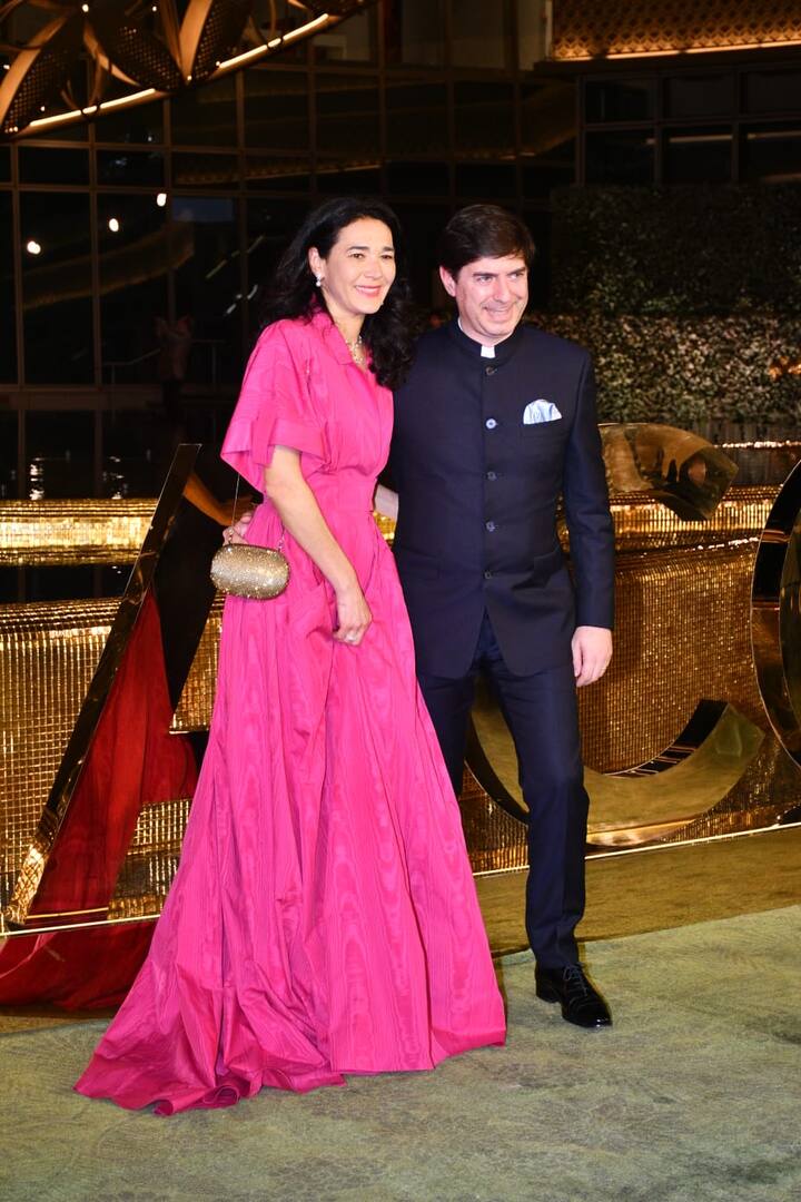 हॉलीवुड सेलिब्रिटीज भी पैपराजी के लिए पोज देते नजर आए.