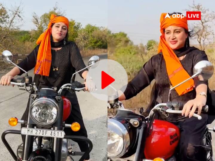 Amravati MP Navneet Rana viral video riding Bullet bike wearing saffron scarf on head chanting Jai Shri Ram slogan Watch: सिर पर भगवा गमछा, बुलेट की सवारी और.... सांसद नवनीत राणा का ये अंदाज आपने देखा क्या?