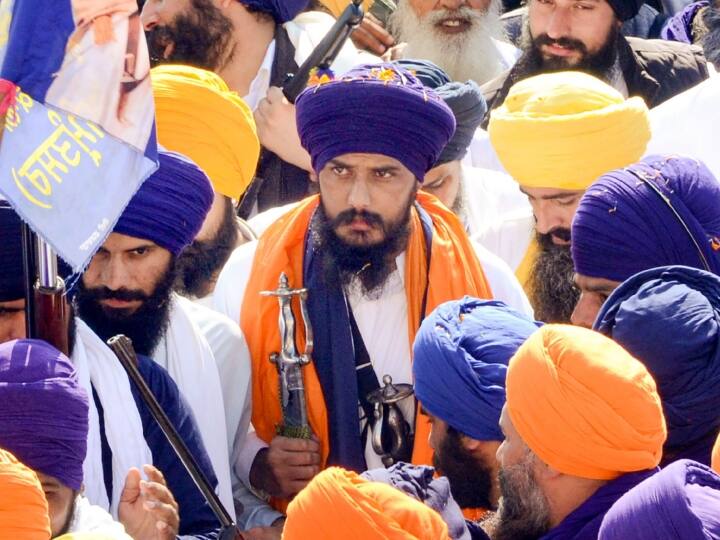 Operation Amritpal: कहां छिपा है अमृतपाल? खुफिया एजेंसियों का दावा- बैशाखी पर कर सकता है सरेंडर, शिकंजा तैयार Operation Amritpal intel report suggest he could surrender before Baisakhi in golden temple Amritsar Operation Amritpal: कहां छिपा है अमृतपाल? खुफिया एजेंसियों का दावा- बैशाखी पर कर सकता है सरेंडर, शिकंजा तैयार