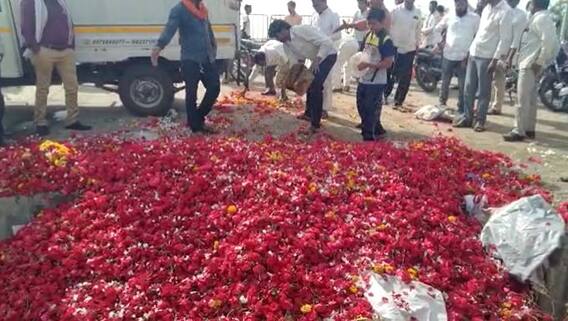 Flower :  दर घसरल्यानं रस्त्यावर गुलाबांचा 'लाल सडा'