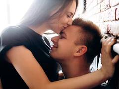 अब तक गलत समझते थे आप...ये है फोरहेड किस करने का असल मतलब