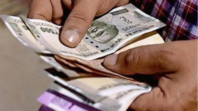 Temple clerk arrested for accepting bribe of Rs.5 thousand in Perambalur TNN பெரம்பலூரில் ரூ.5 ஆயிரம் லஞ்சம் வாங்கிய கோவில் எழுத்தர் கைது