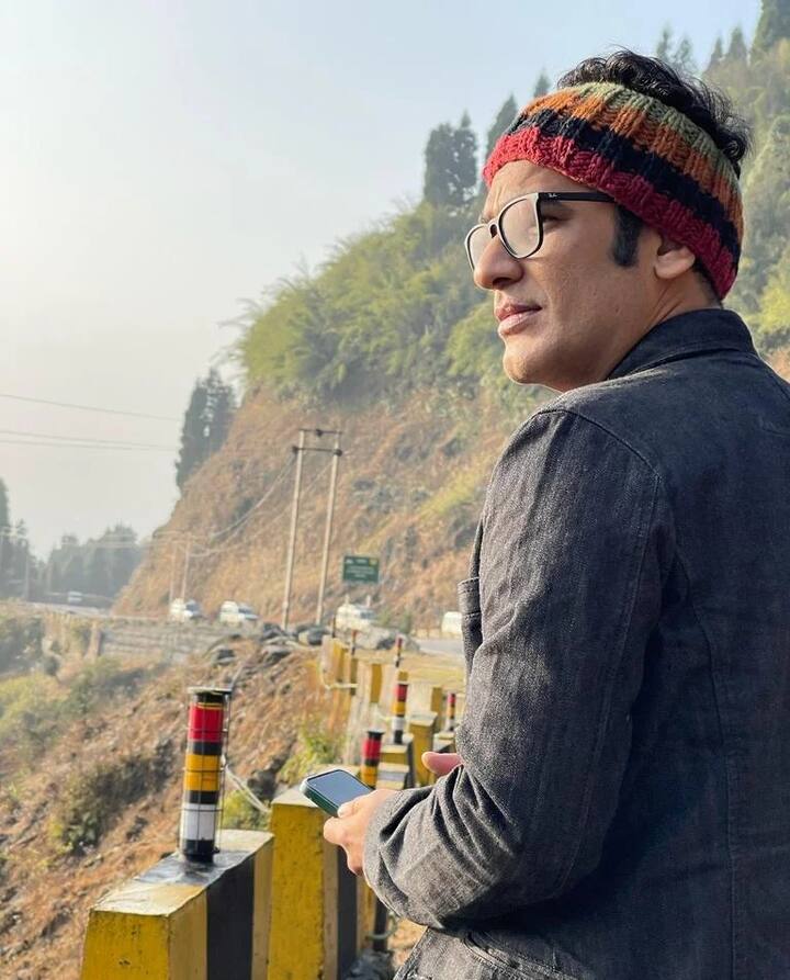 ২০০৮ সালে অঞ্জন দত্তর ছবি 'চলো লেটস গো' তে কাজ করেন ঋত্বিক।