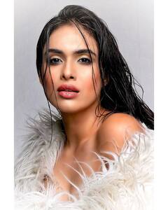 Neha Malik Viral Pics: भीगे बालों में हसीन अदाएं दिखाती नजर आईं नेहा मलिक, डीपनेक आउटफिट में लगाया ग्लैमर का तड़का