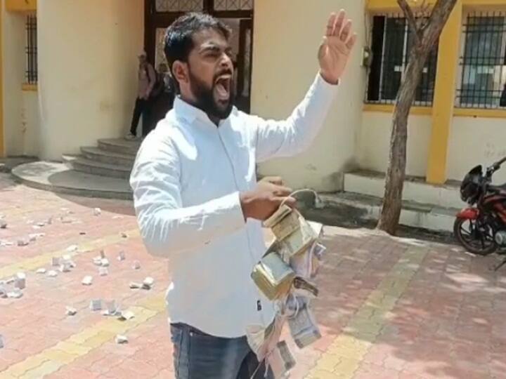 वेगवेगळ्या शासकीय योजनांअंतर्गत शेतकऱ्यांना विहिरीसाठी अनुदान दिले जाते. सद्या छत्रपती संभाजीनगर जिल्ह्यातील सर्वच तालुक्यात या योजनेसाठी शेतकरी अर्ज करत आहे.