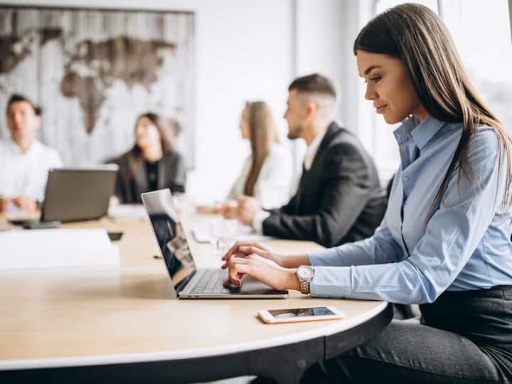 Colleagues see WhatsApp chats opened on desktop This trick will help blur those messages and lock chat लोग डेस्कटॉप पर खुली WhatsApp चैट पढ़ लेते हैं? यह ट्रिक मैसेज को धुंधला कर देगी... नाम तक रहेगा सिक्योर