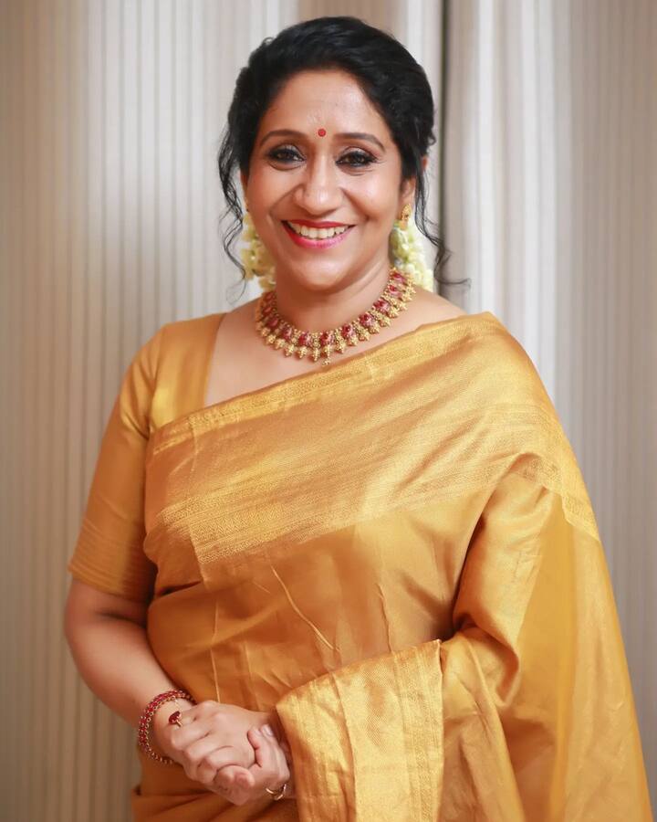 அவரது 60வது பிறந்தநாளை கொண்டாடும் சுஜாதாவிற்கு வெள்ளை மழை பொழிகிறது போல், வாழ்த்து மழை பொழிகிறது. பிறந்தநாளான இன்று ரசிகர்களும் திறைபிரபலங்களும் வாழ்த்து தெரிவித்து வருகின்றனர்