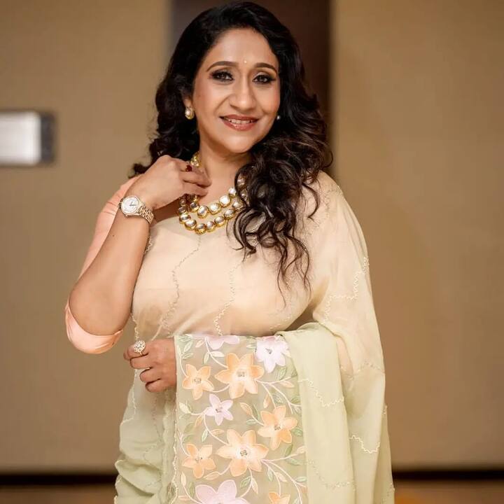 ஆறாம் வகுப்பு படிக்கும் போதே இசை பயணத்தை தொடங்கிய சுஜாதா தனது  வாழ்க்கையில் அவர் இதுவரை 20,000திற்கும் மேற்பட்ட பாடல்களைப் பாடி உள்ளார்.