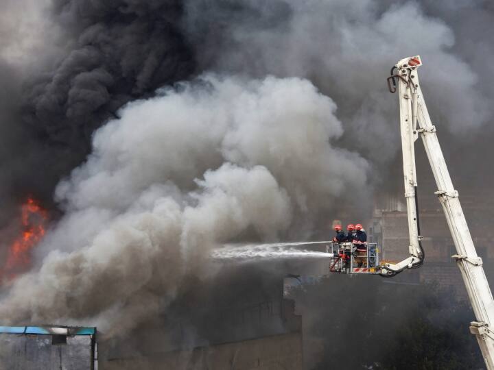 Fire broke out in chemical factory Delhi Wazirpur fire brigae trying to control situation ann Delhi Fire: दिल्ली के वजीरपुर में लगी आग! केमिकल फैक्ट्री से निकली लपटों से खाक हुई कार