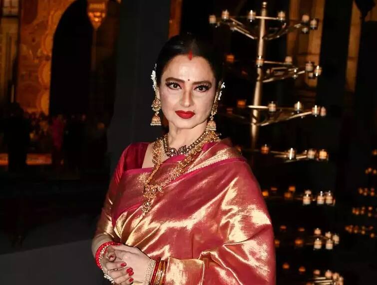 Bollywood Celebs Rekha Poses In Front Of The Gateway Of India Mumbai Christian Diors Show Watch: કેમેરા સામે પોઝ આપતી વખતે Rekha કરી રહી હતી પ્રણામ, એક્ટ્રેસ સાથે એવું થયું કે લોકો રહી ગયા દંગ, Video